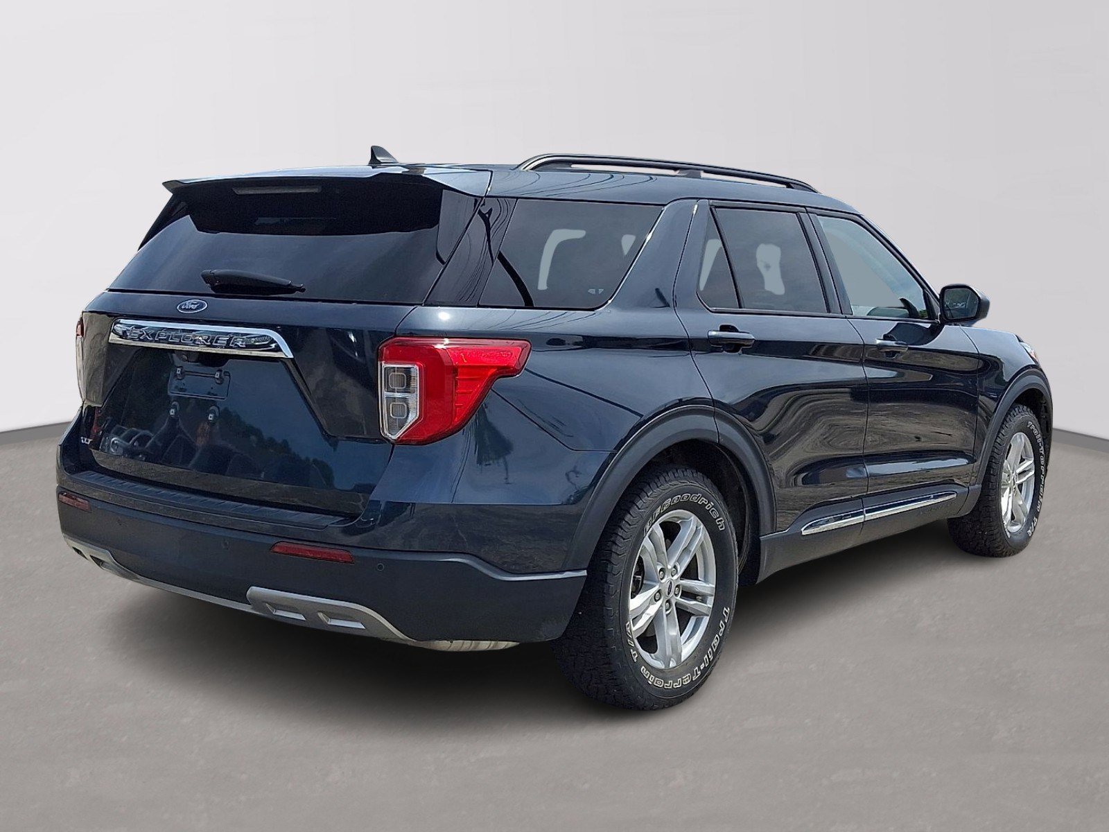Certified 2022 Ford Explorer XLT w/ Equipment Group 202A RWD image 6