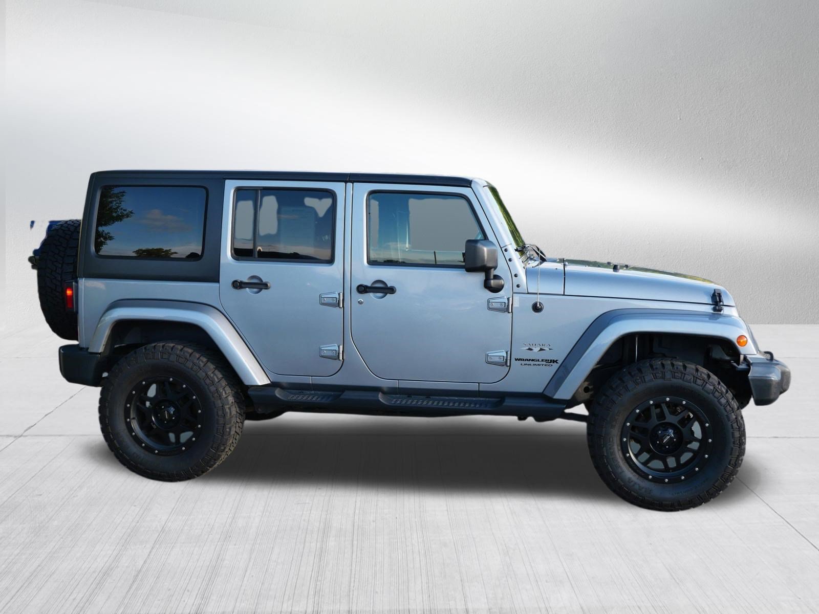 Used 2018 Jeep Wrangler Unlimited Sahara AWD/4WD image 8