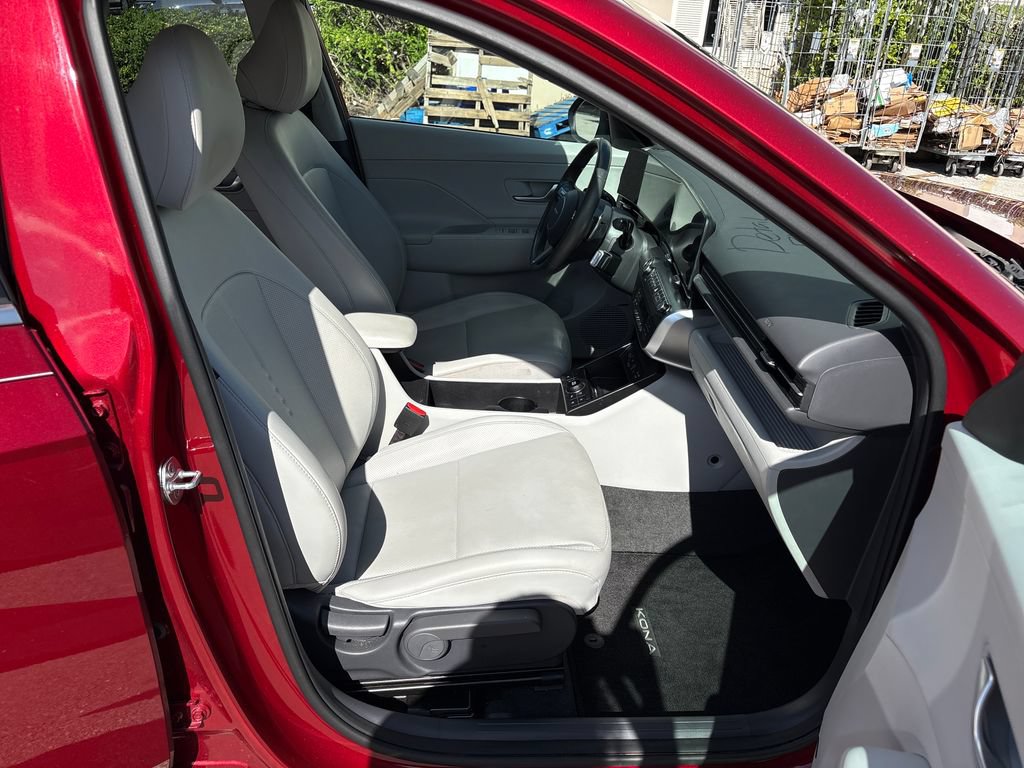 Used 2025 Hyundai Kona Limited FWD image 6
