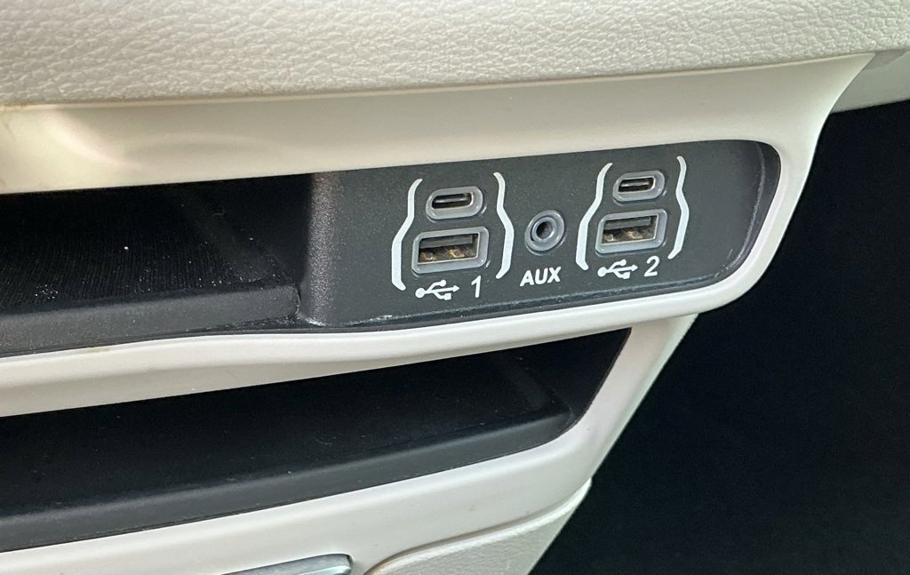 Used 2024 Chrysler Pacifica Touring-L image 41