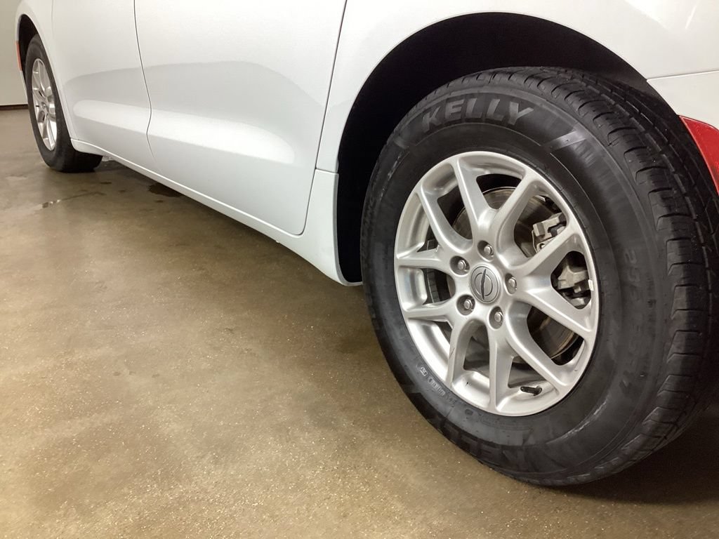 Used 2024 Chrysler Pacifica Touring-L FWD image 17