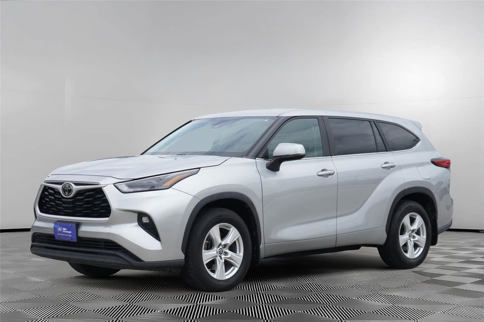 Used 2023 Toyota Highlander LE AWD/4WD image 8