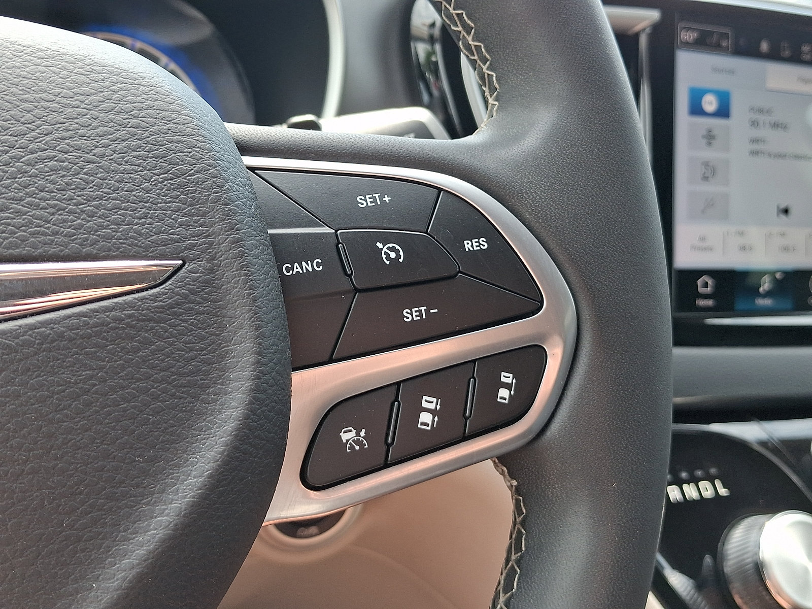 Used 2023 Chrysler Pacifica Touring-L FWD image 22