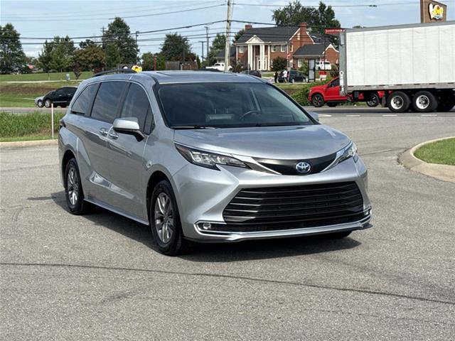 Used 2022 Toyota Sienna XLE FWD image 3