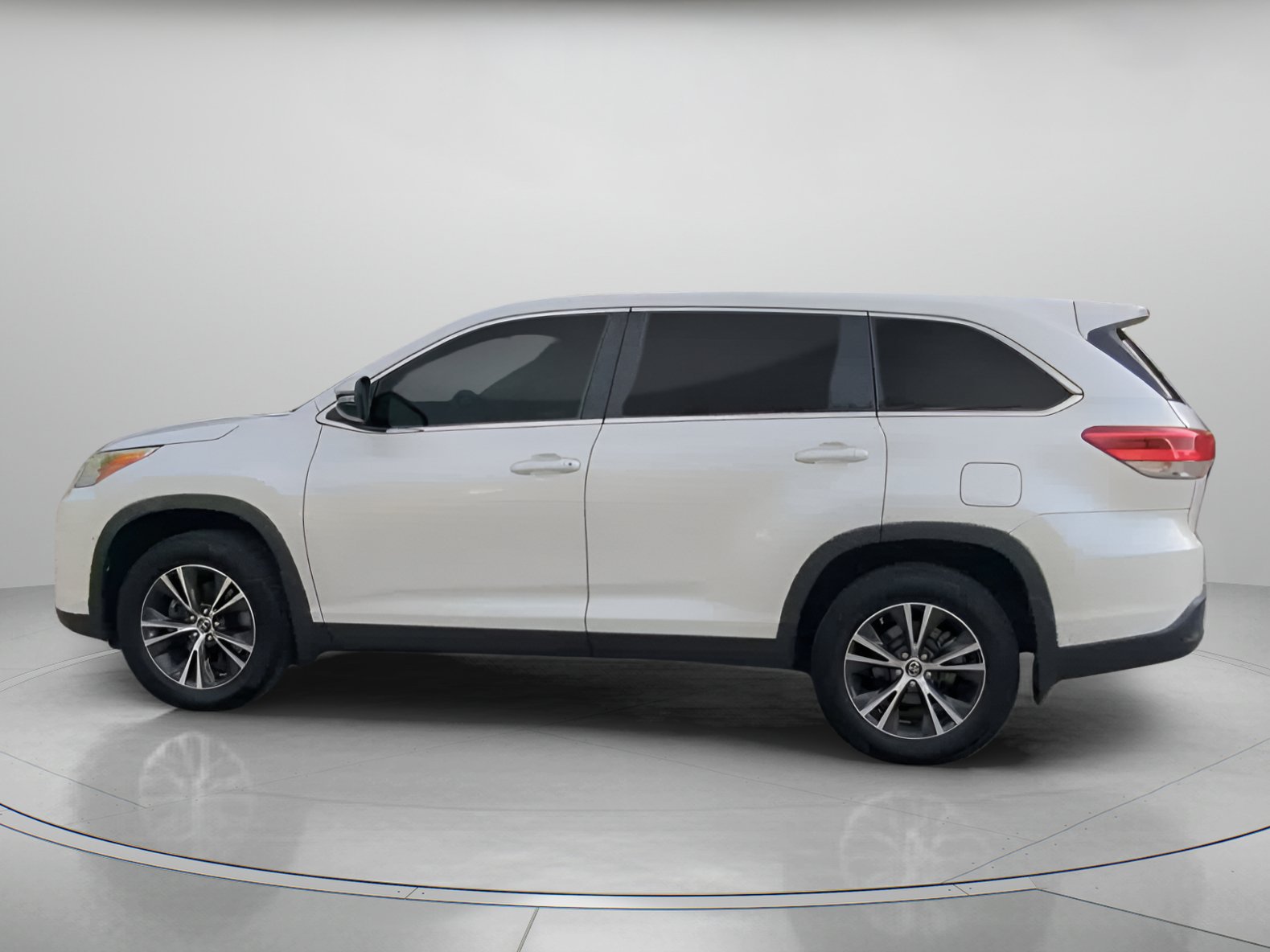 Used 2019 Toyota Highlander LE FWD image 17