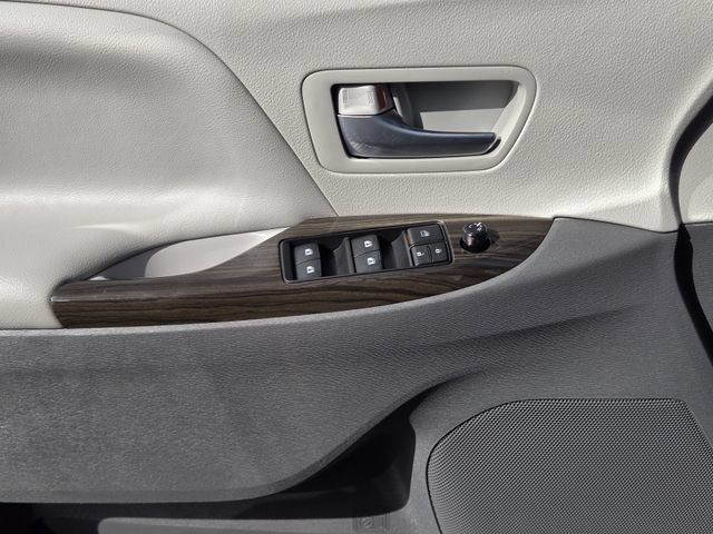 Used 2020 Toyota Sienna XLE w/ XLE Navigation Package FWD image 22
