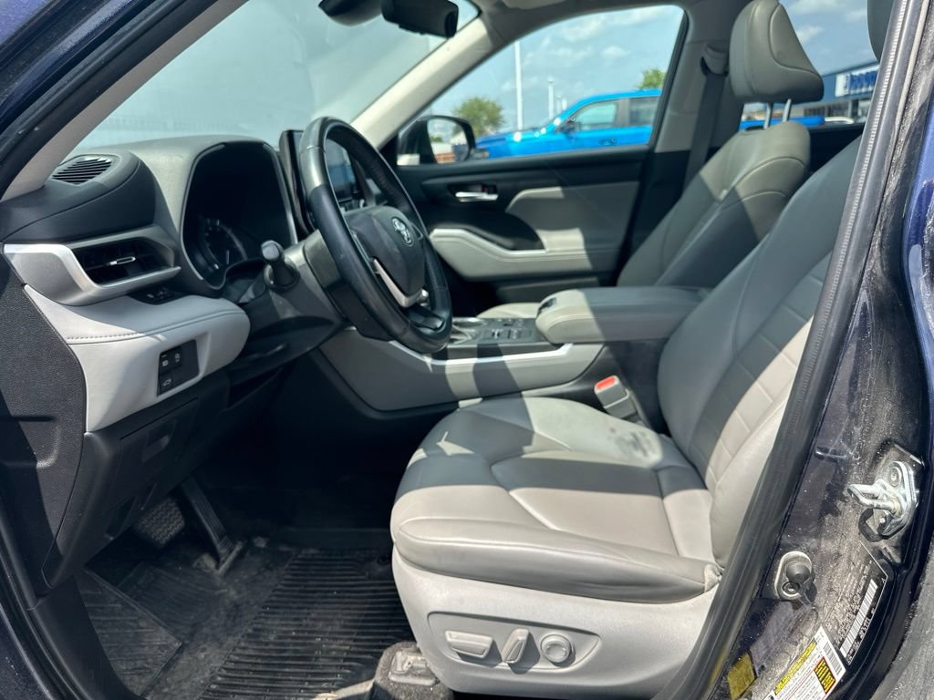 Used 2023 Toyota Highlander XLE AWD/4WD image 14