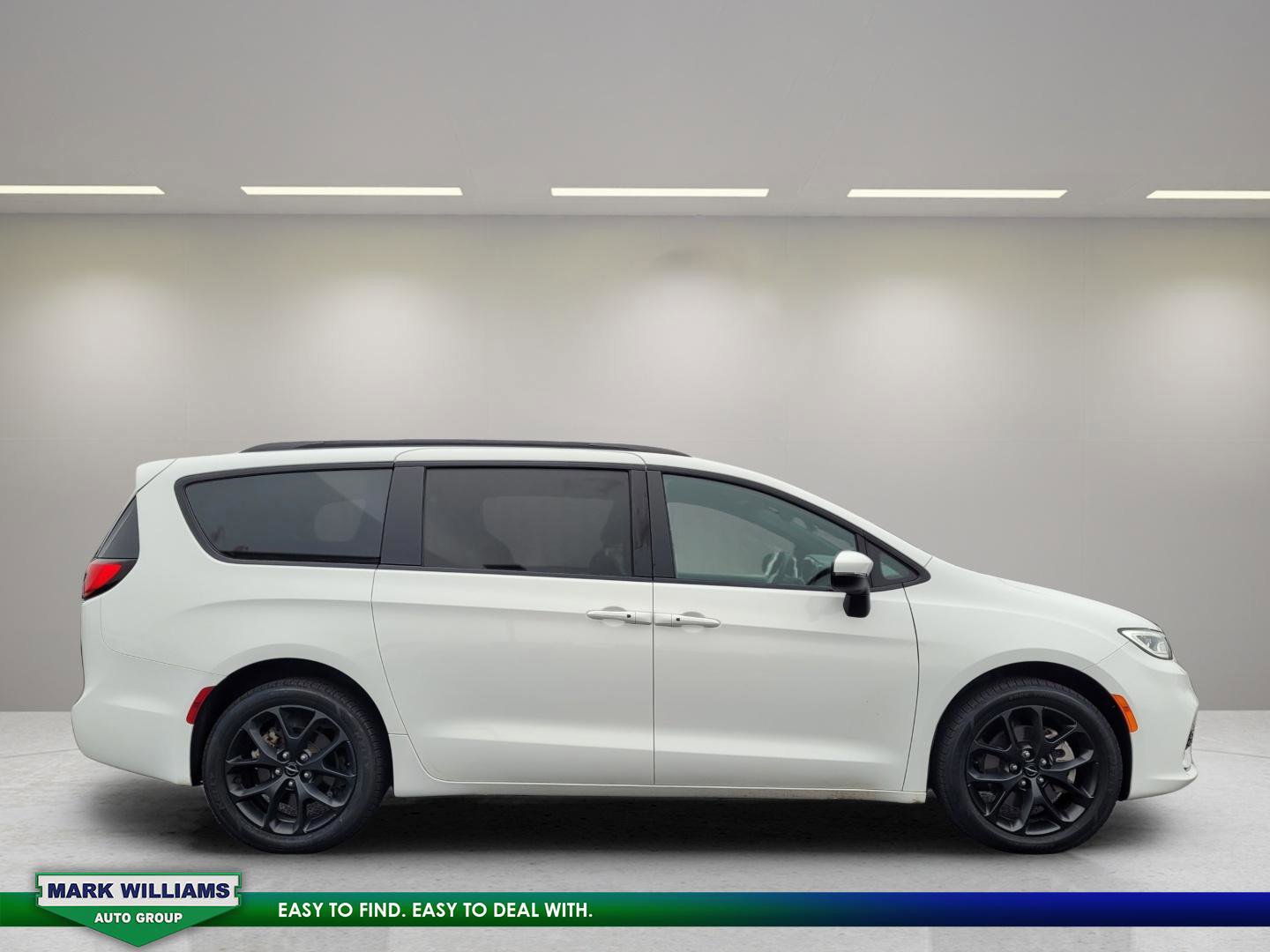 Used 2023 Chrysler Pacifica Touring-L w/ S Appearance Package image 6