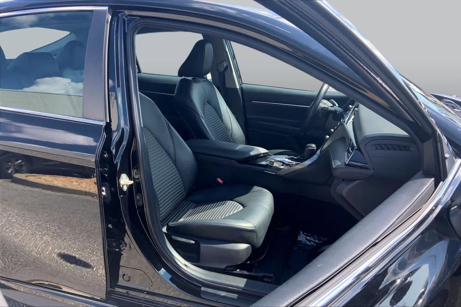 Used 2019 Toyota Camry SE w/ Convenience Package FWD image 9