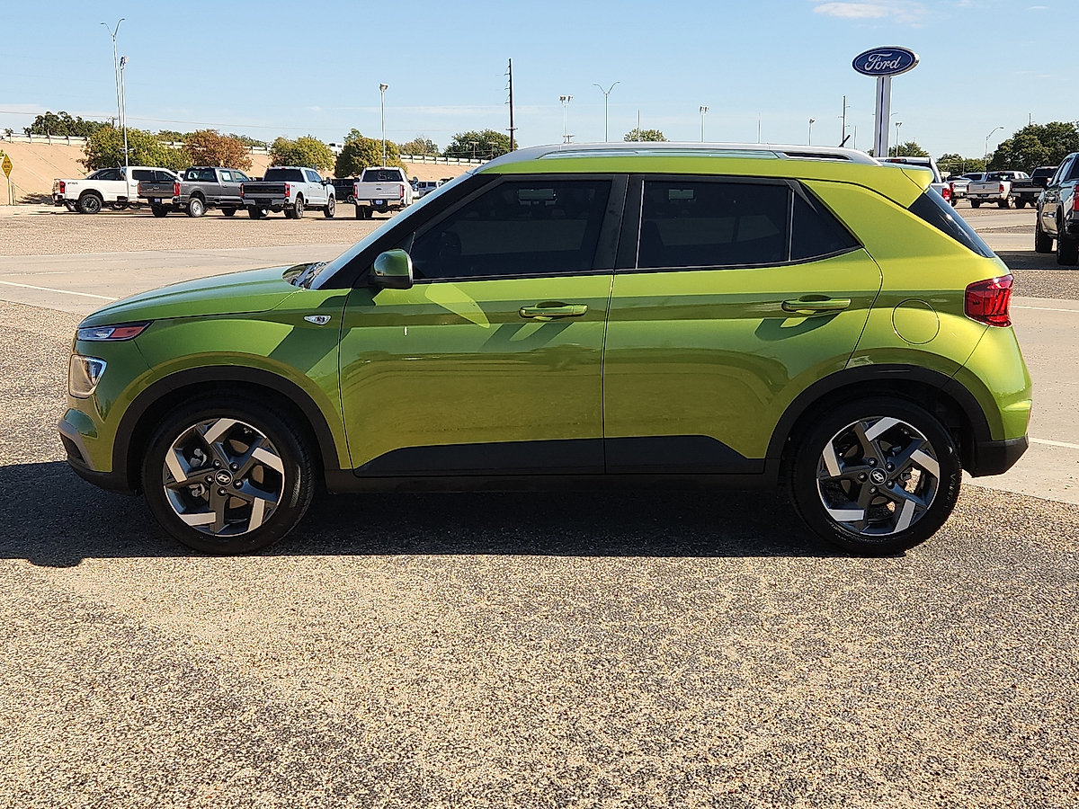 Used 2023 Hyundai Venue SEL FWD image 2
