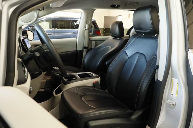 Used 2024 Chrysler Pacifica Touring-L FWD image 12