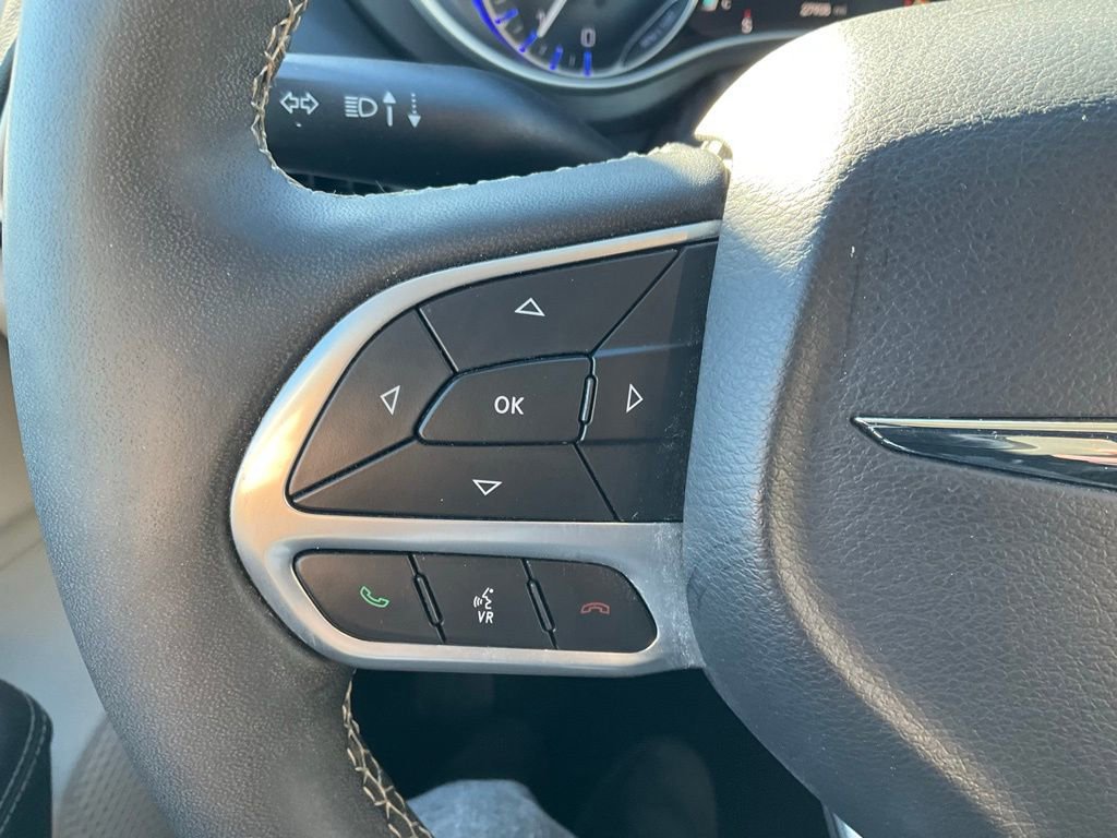 Used 2024 Chrysler Pacifica Touring-L image 15