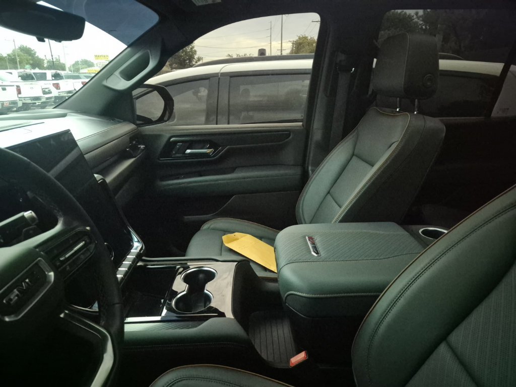 Used 2026 GMC Yukon AT4 w/ AT4 Premium Package AWD/4WD image 32