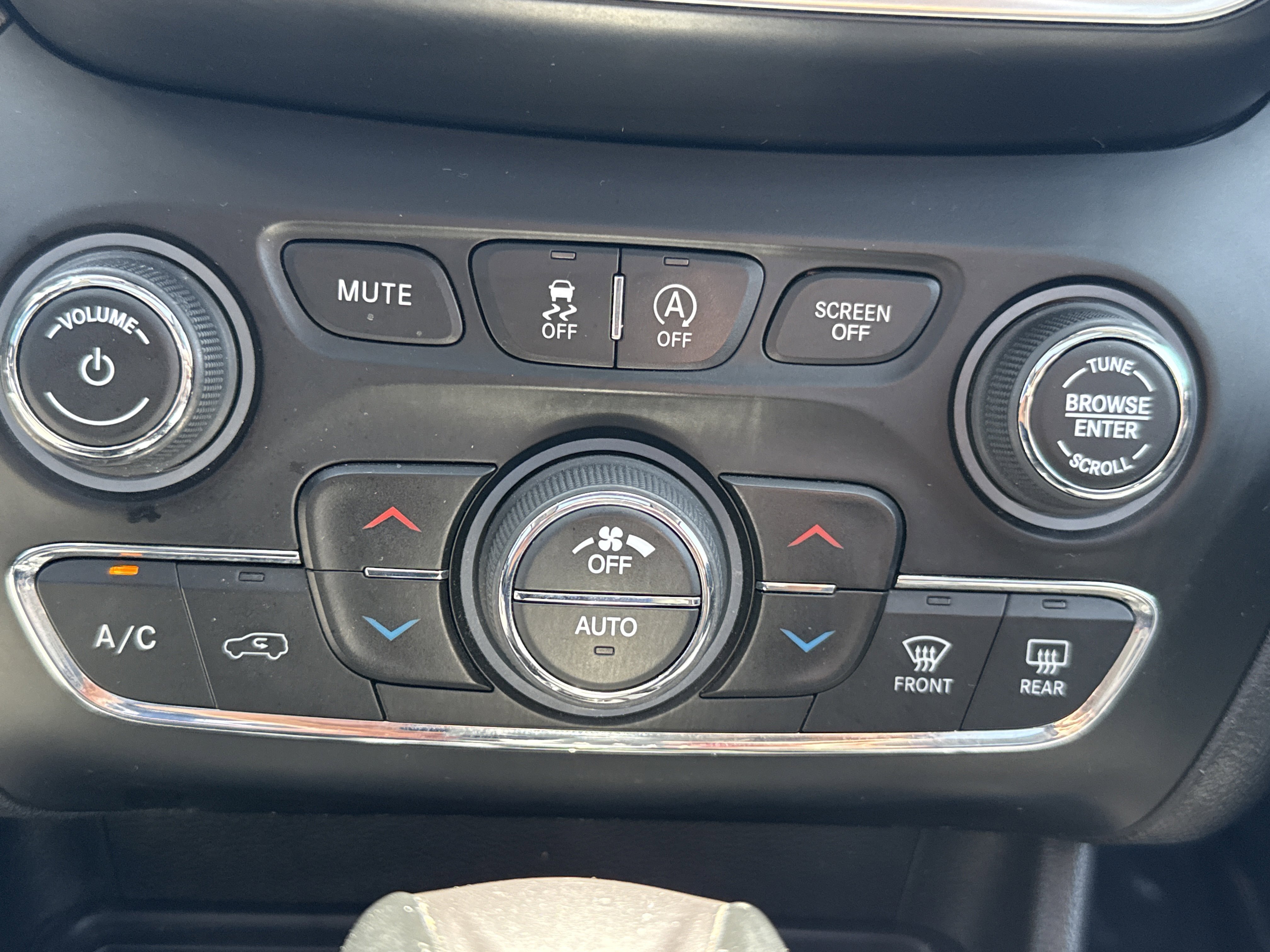 Used 2019 Jeep Cherokee Limited AWD/4WD image 21