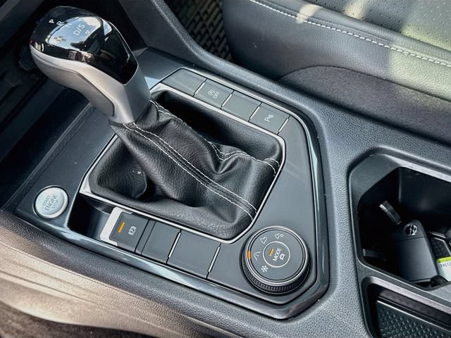Used 2024 Volkswagen Tiguan SE R-Line AWD/4WD image 24