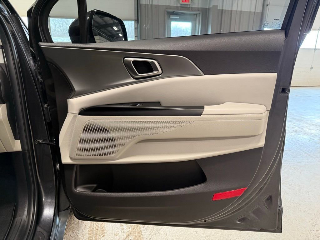 Used 2022 Kia Carnival LX image 26