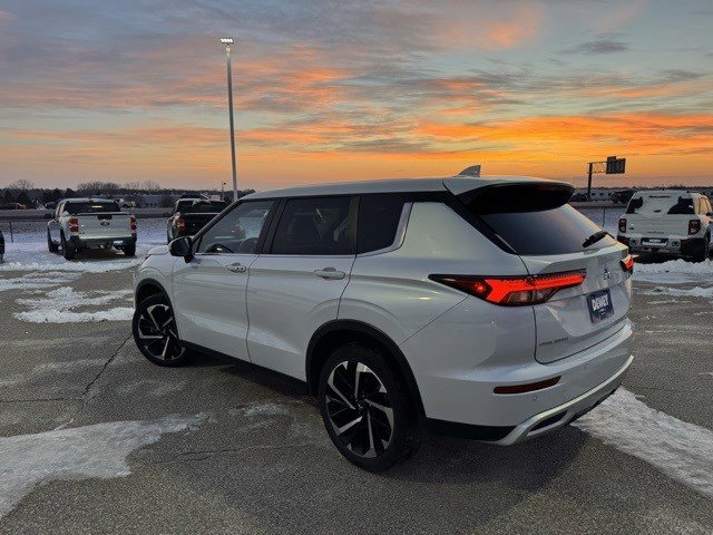 Used 2024 Mitsubishi Outlander SE image 5