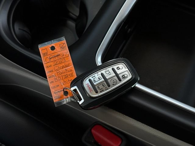 Used 2023 Chrysler Pacifica Touring-L FWD image 4