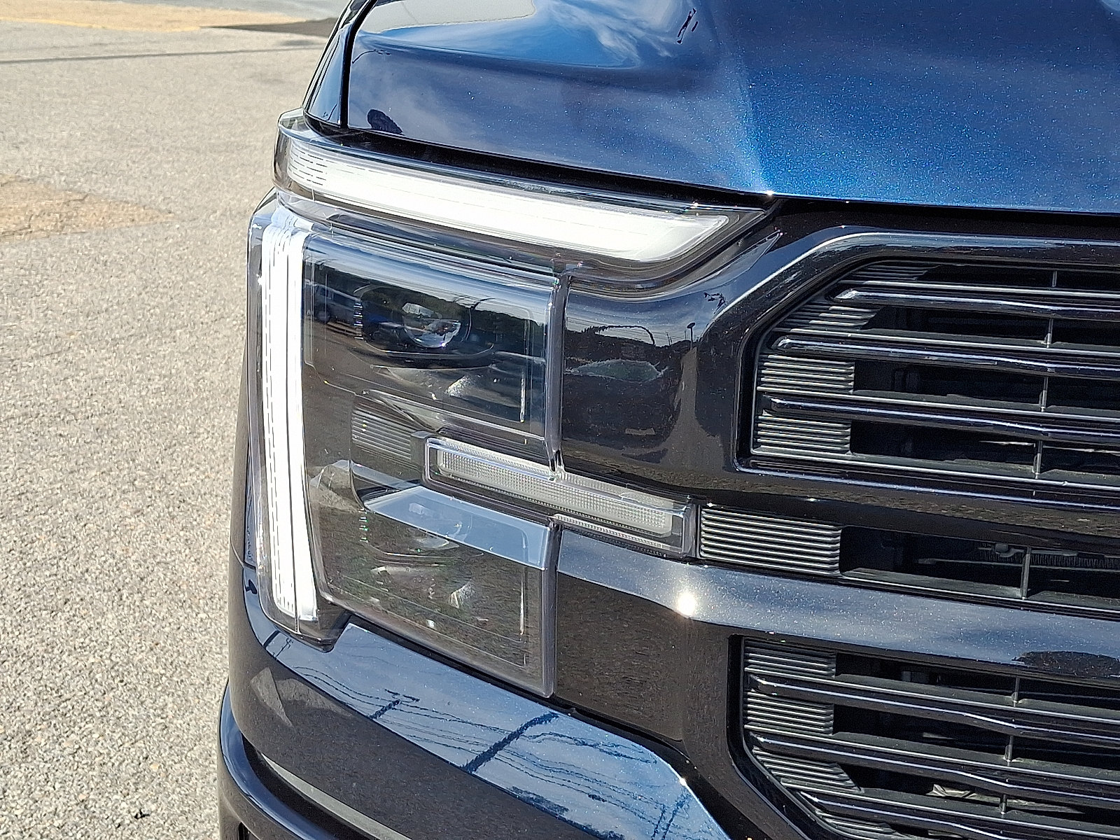 Certified 2025 Ford F150 Platinum w/ Equipment Group 702A High AWD/4WD image 9