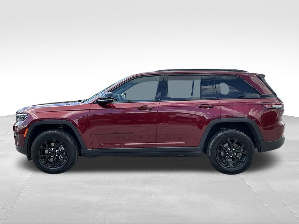 Used 2024 Jeep Grand Cherokee Altitude AWD/4WD image 3