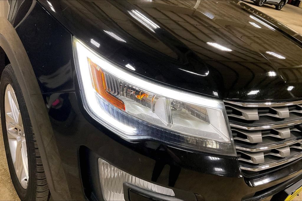 Certified 2017 Ford Explorer XLT w/ Equipment Group 202A AWD/4WD image 28