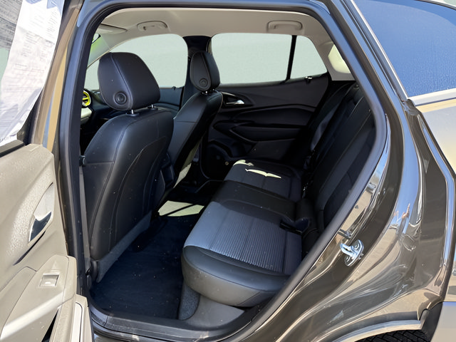 Used 2024 Chevrolet Trax LT w/ LT Convenience Package FWD image 4