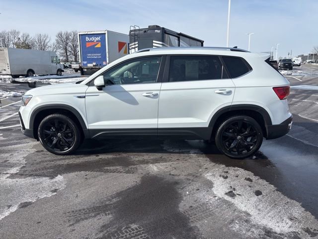 Used 2024 Volkswagen Taos SE image 2