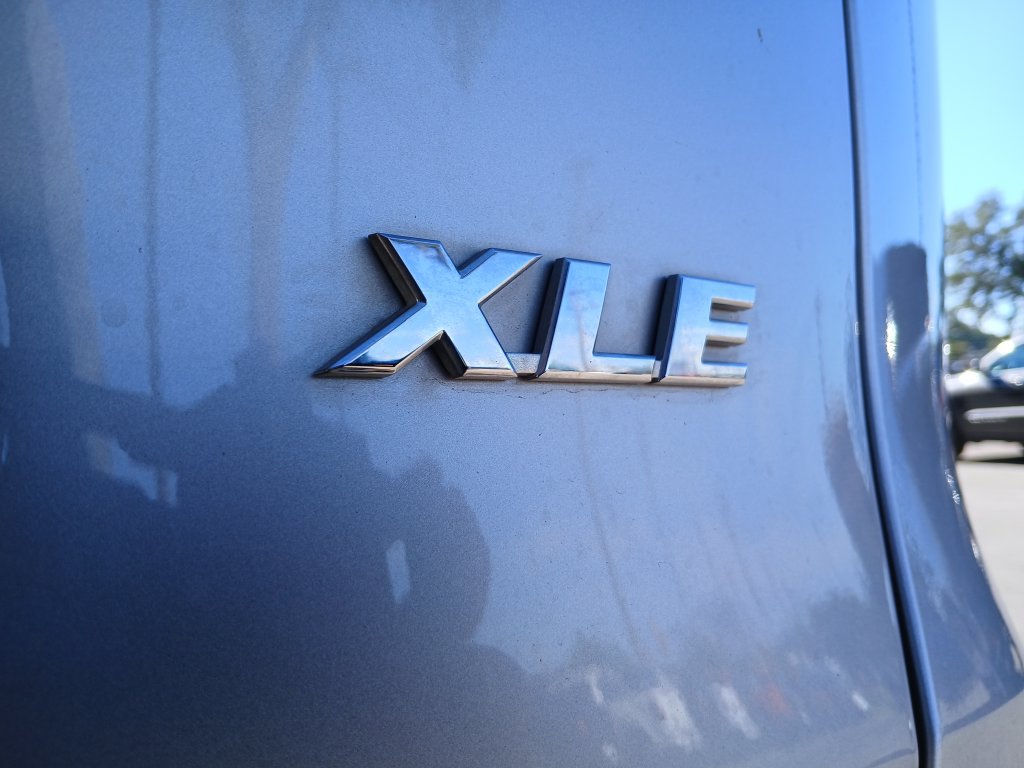Used 2021 Toyota RAV4 XLE w/ Convenience Package FWD image 24