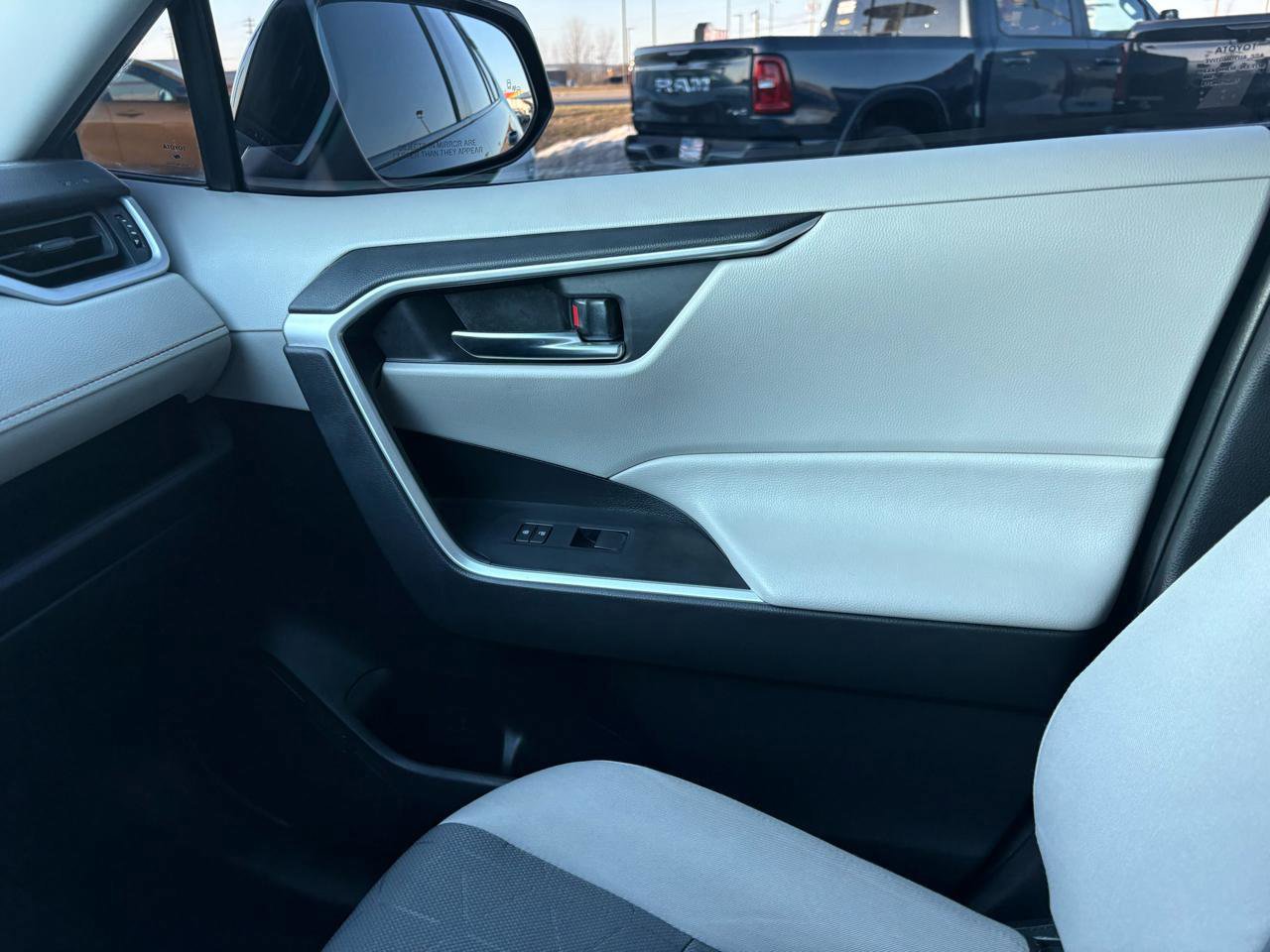 Used 2021 Toyota RAV4 XLE FWD image 19