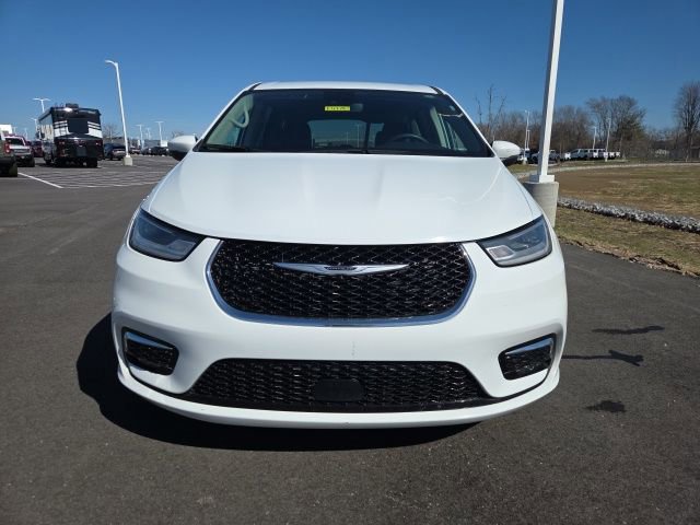 Used 2023 Chrysler Pacifica Touring-L image 6