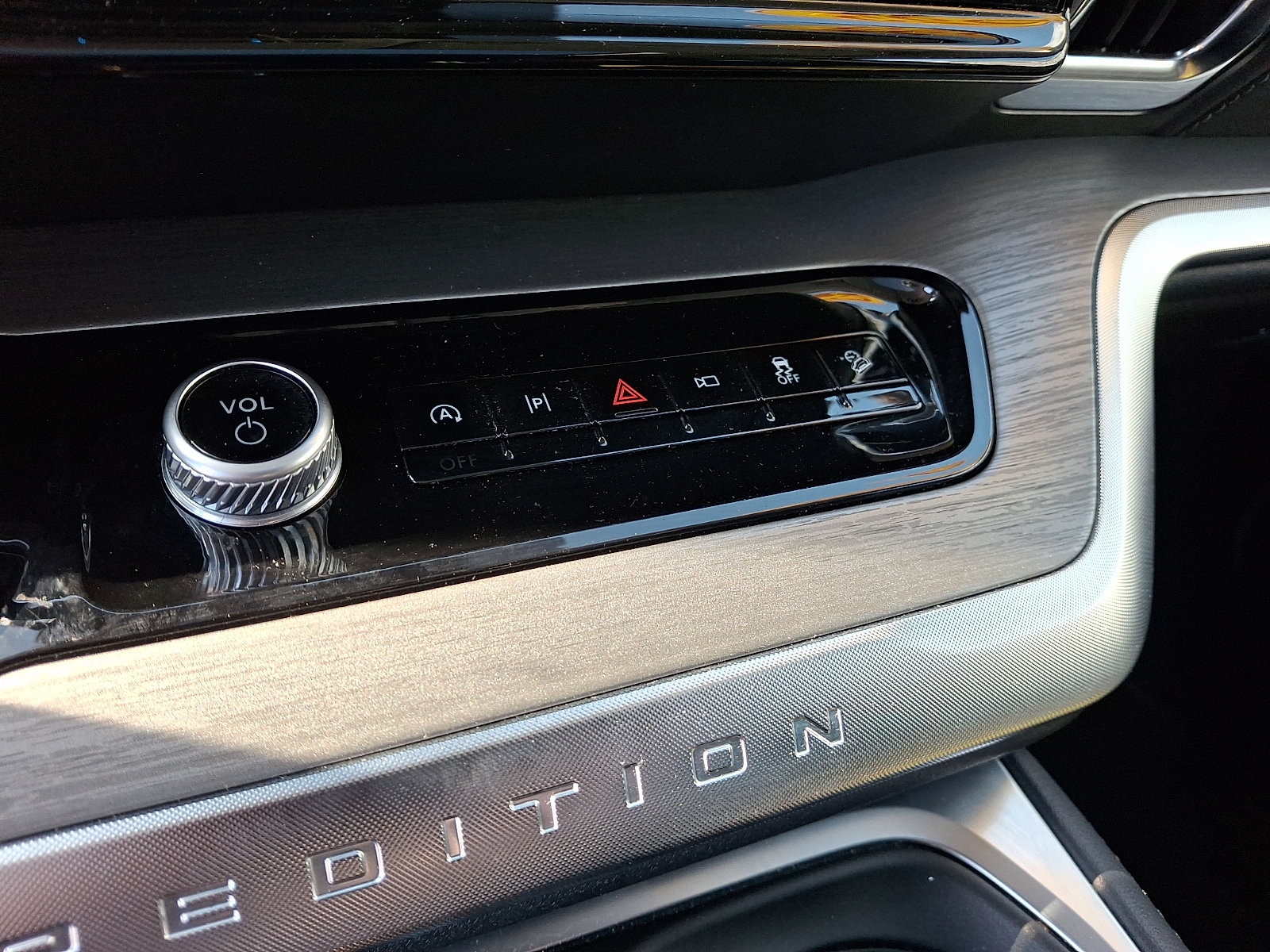 Certified 2025 Ford Expedition Platinum AWD/4WD image 18