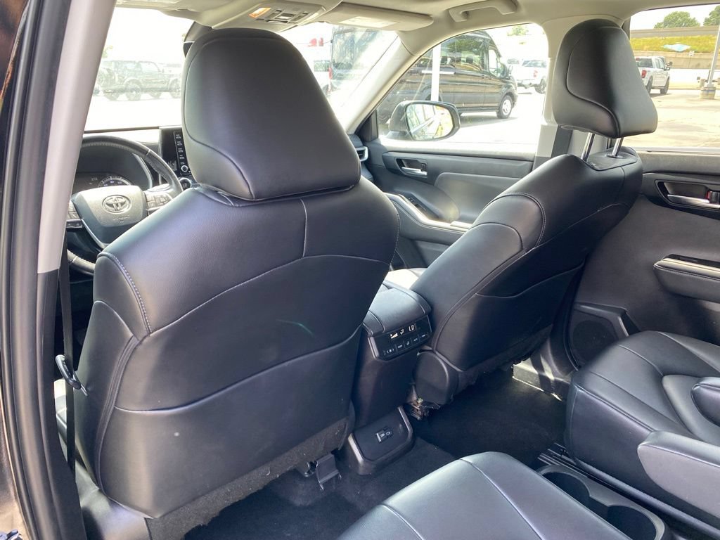 Used 2022 Toyota Highlander XLE FWD image 28