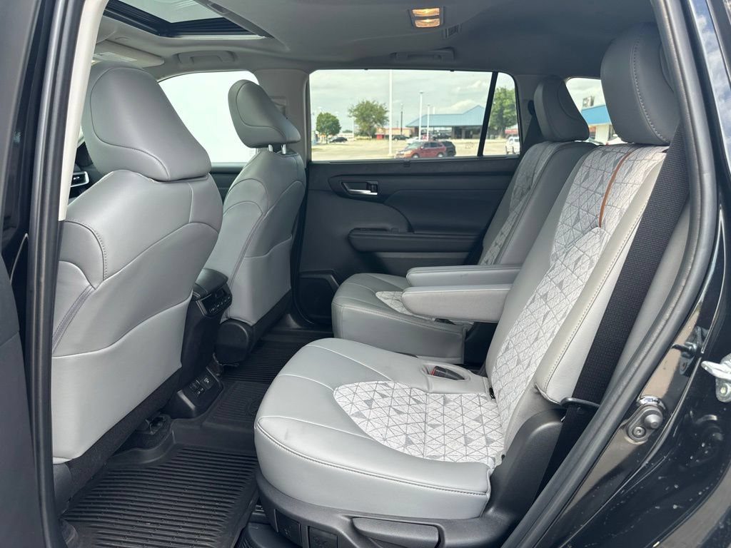 Used 2023 Toyota Highlander Bronze Edition AWD/4WD image 18