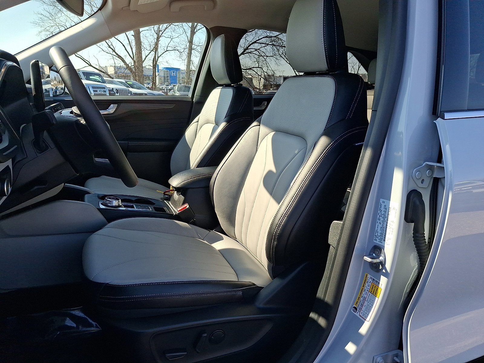 Certified 2025 Ford Escape Platinum w/ Premium Technology Package image 13