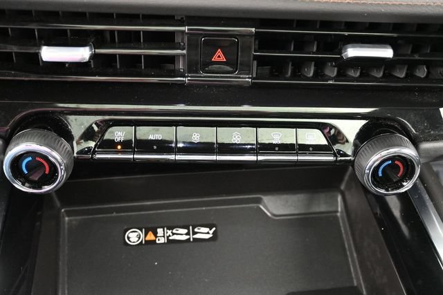 Used 2025 Chevrolet Suburban High Country AWD/4WD image 23