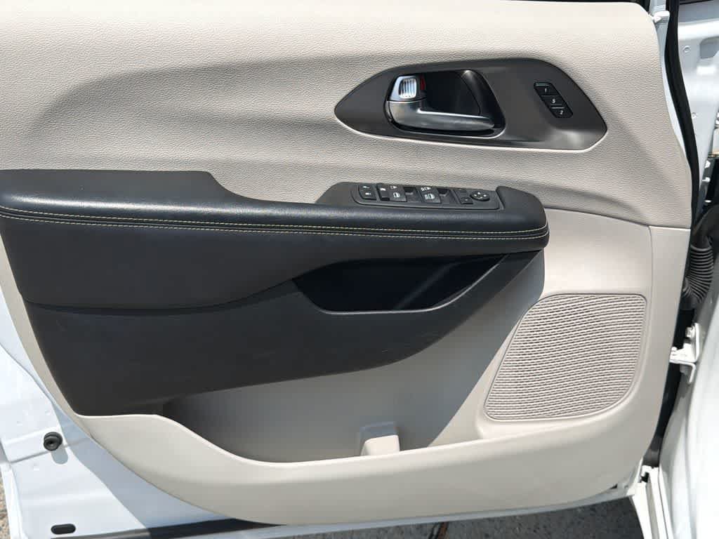Used 2023 Chrysler Pacifica Touring-L FWD image 11