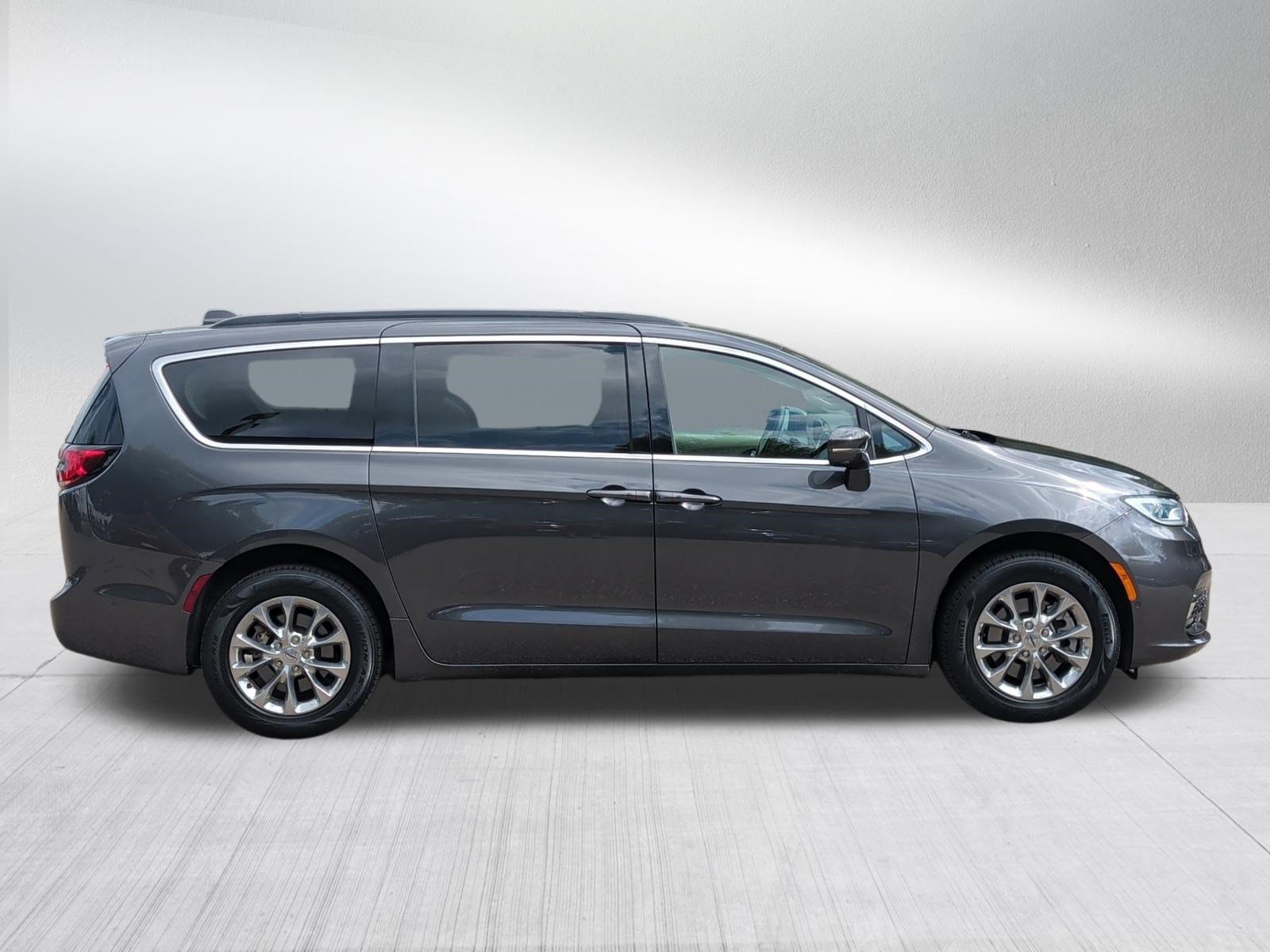 Used 2022 Chrysler Pacifica Touring-L w/ Uconnect Theater Family Group AWD/4WD image 8
