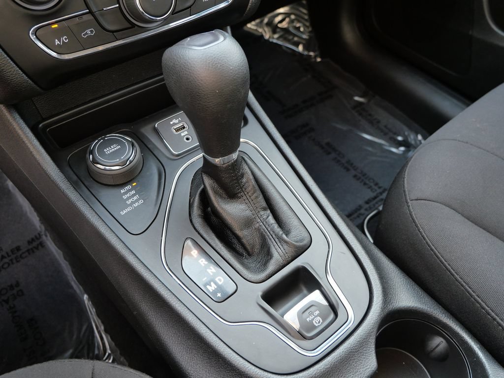 Used 2020 Jeep Cherokee Latitude w/ Safety Group AWD/4WD image 20