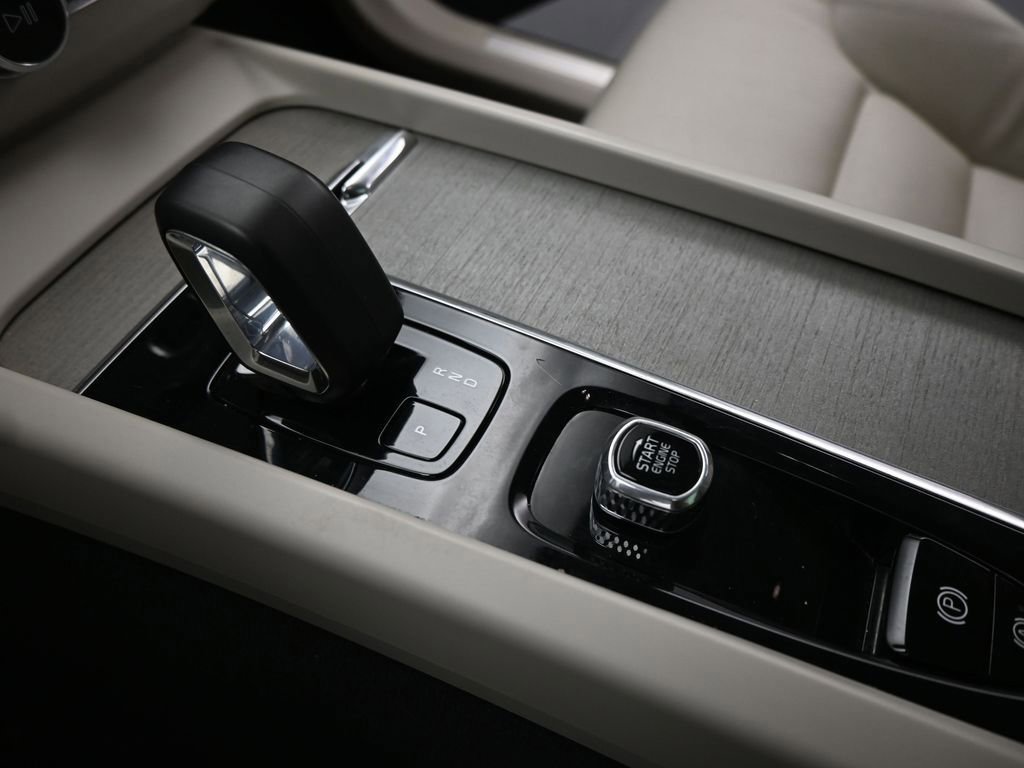 Used 2023 Volvo XC60 B5 Plus image 42