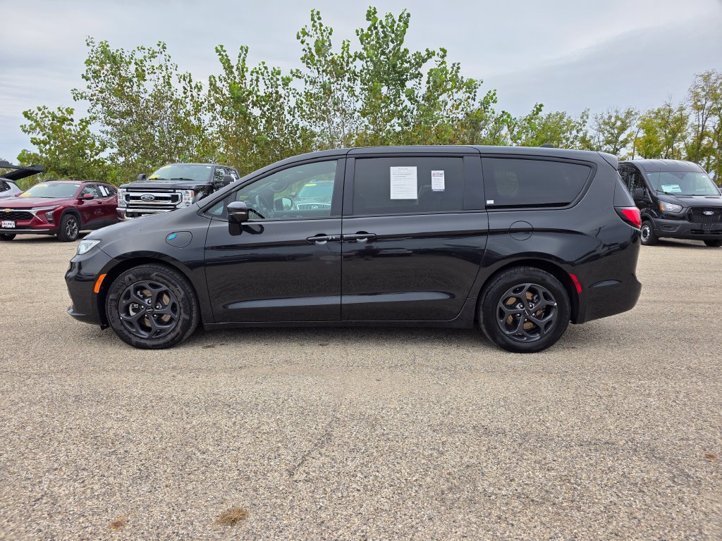 Used 2022 Chrysler Pacifica Touring-L w/ Uconnect Theater Family Group FWD image 5