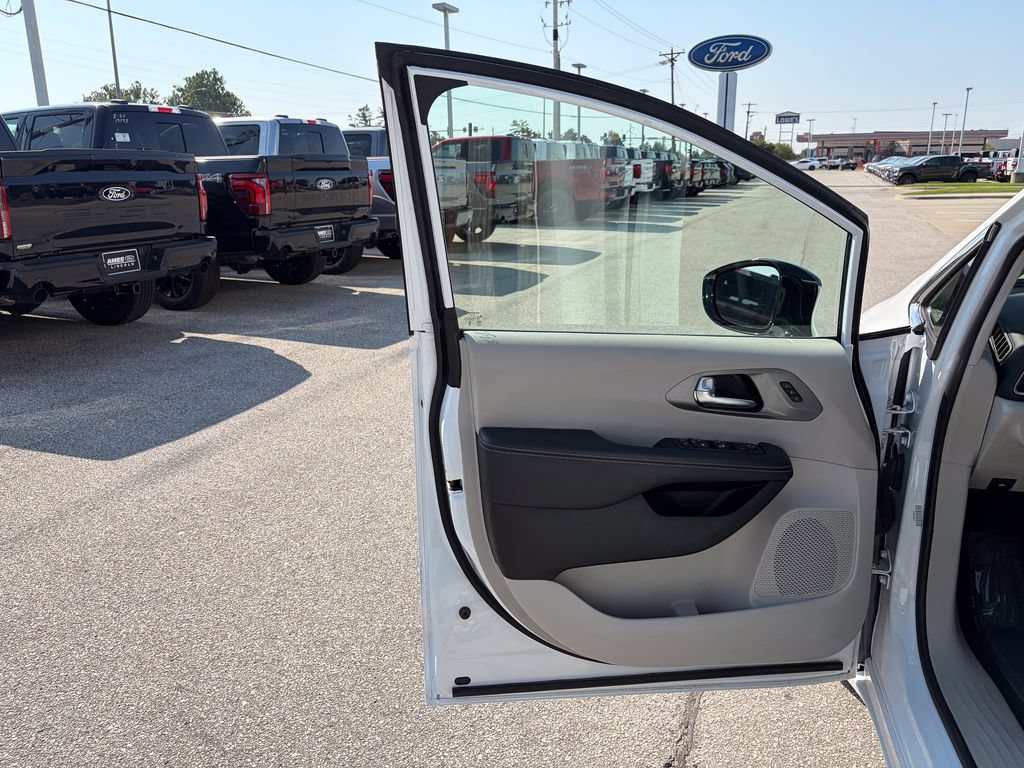 Used 2024 Chrysler Pacifica Touring-L FWD image 11