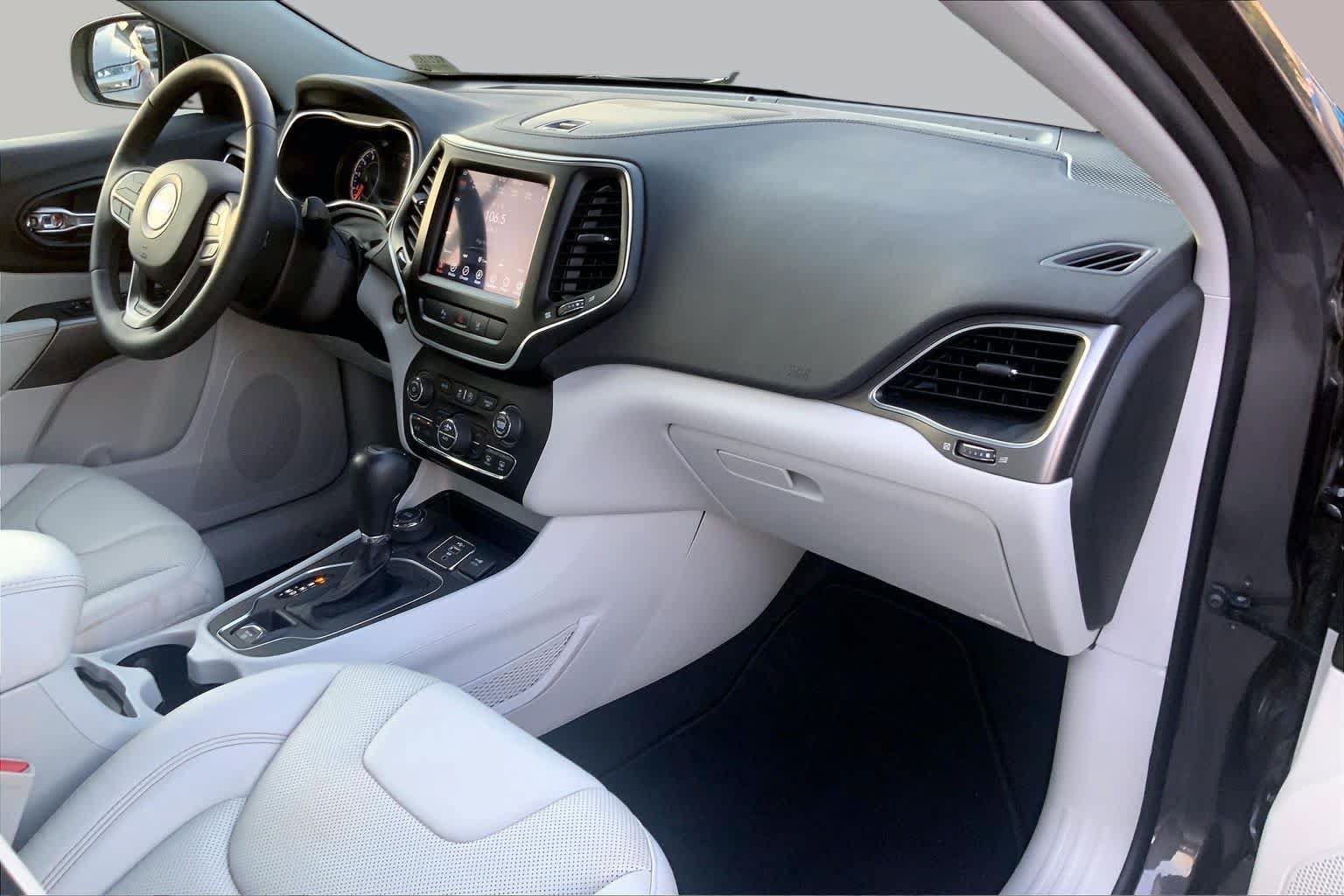 Used 2021 Jeep Cherokee Latitude Lux w/ Comfort/Convenience Group AWD/4WD image 17
