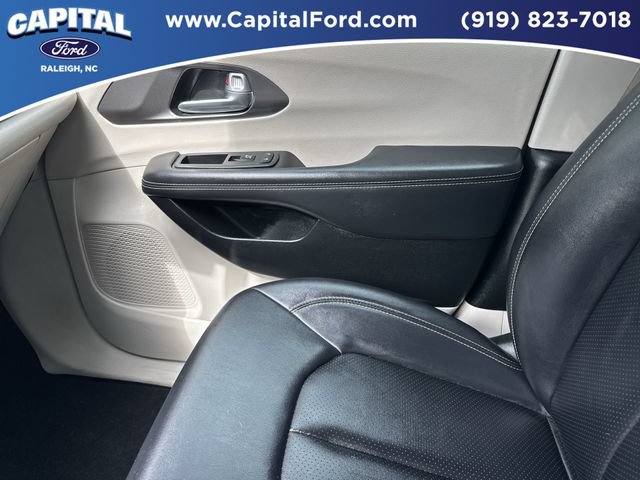 Used 2024 Chrysler Pacifica Touring-L FWD image 27
