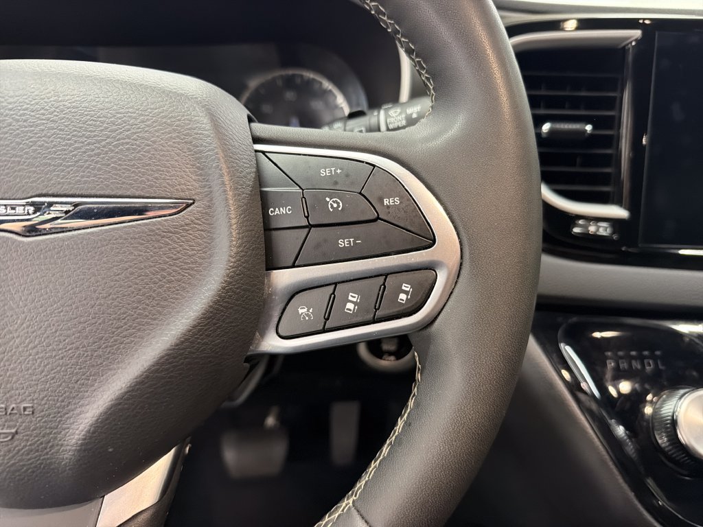 Used 2025 Chrysler Pacifica Select FWD image 21