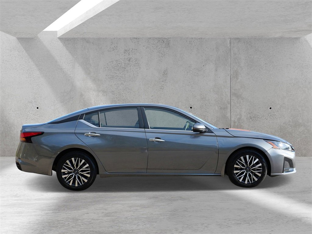 Used 2023 Nissan Altima 2.5 SV image 2