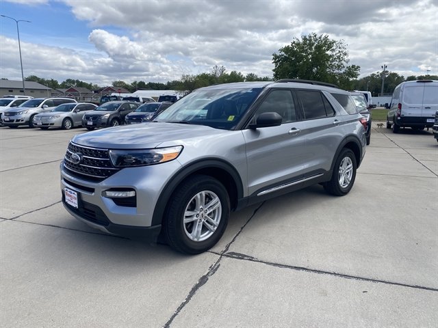 Certified 2024 Ford Explorer XLT w/ Equipment Group 202A AWD/4WD image 3