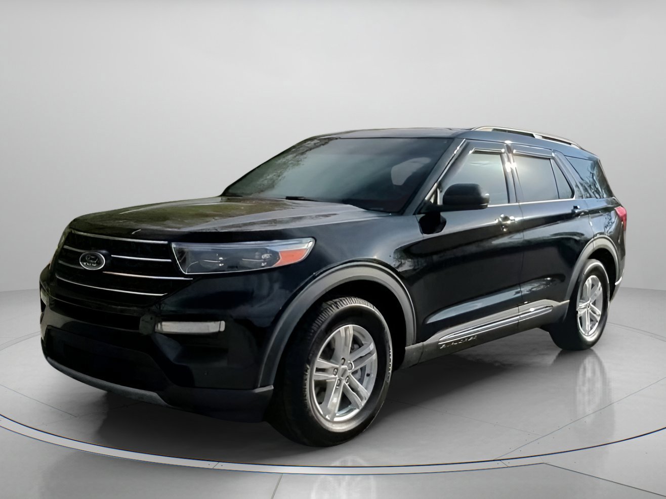 Certified 2022 Ford Explorer XLT w/ Equipment Group 202A image 4