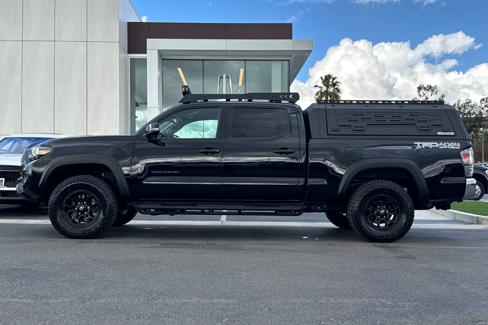 Used 2023 Toyota Tacoma TRD Off-Road w/ Black Out Package (TMS) AWD/4WD image 6