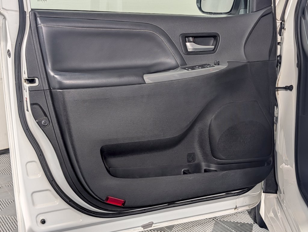 Used 2019 Toyota Sienna SE FWD image 24