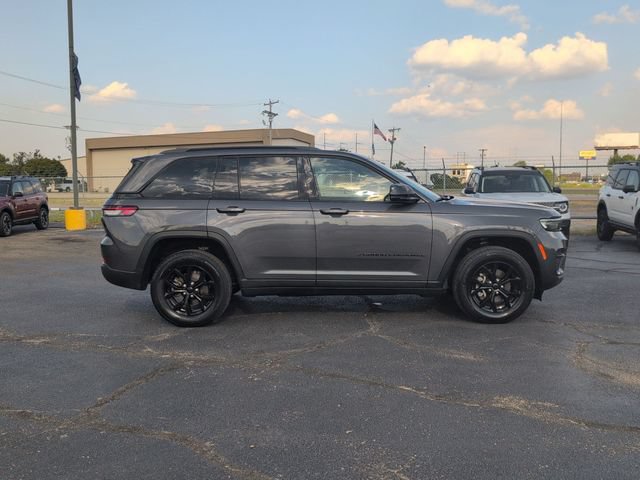Used 2024 Jeep Grand Cherokee Altitude RWD image 9